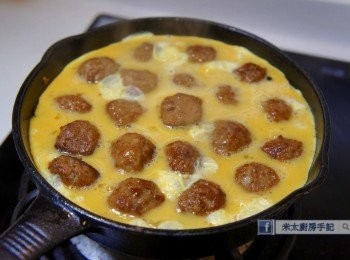 step7: 倒入蛋液，稍為拌勻，以中火煮3分鐘。