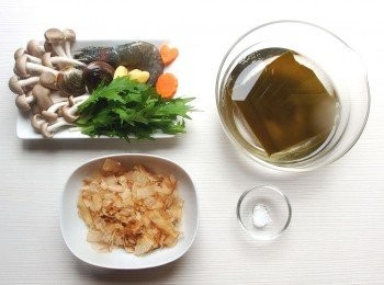 step1: 準備材料。可依個人喜愛選擇海鮮及菇類或雞肉來製作。