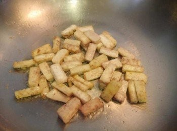 step3: *熱油鍋，油量可多些，淺煎芋頭至外皮有些微焦狀，撈起備用。