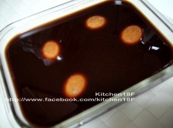 step10: 繼續(步驟10-11)讓蛋更入味。將內鍋中的蛋和滷汁移至玻璃保鮮盒存放(繼續放內鍋也行)，待涼後，即擺進冰箱(冷藏9-12小時)浸泡入味。