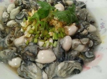 step4: 最後，撈起澎湖石蚵【澎湖野生水產】，盤上撒上蒜頭、香菜，並淋上少許醬油，沾著醬料食用，即可盛盤享用「海洋中的牛奶」－「蒜香石蚵」。