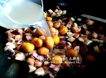 step7: 加入栗子 , 冬菇水 , 一半份量上湯及1/2杯水份量拌勻