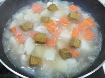 step6: 悶煮到馬鈴薯和羅蔔變軟後關火!!!將咖哩塊放下去~~