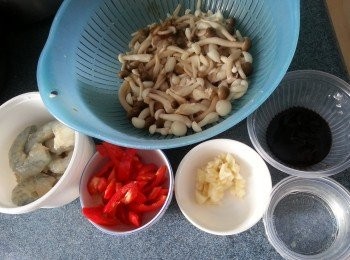 step5: 預備好各項材料:長紅椒切絲,蒜頭切碎