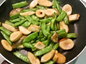 step2: 熱油鍋，將所有<span class="group_1">食材</span>一同入鍋，翻炒片刻，直至杏鮑菇出水。