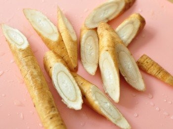 step2: 我用刷子刷洗過後，切成斜片狀，這樣在燉煮過程中更容易釋放牛蒡的香氣