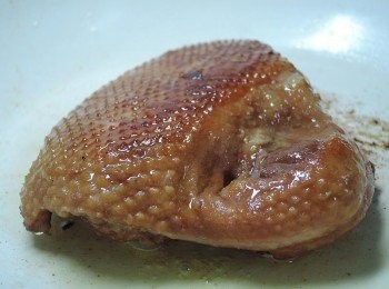 step1: 鴨胸退冰後，兩面小火煎熟!!(其實鴨胸已經是熟的了，所以把鴨胸加熱就可以了!!)