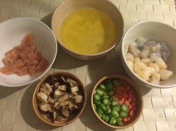 step1: 蝦仁帶子雞柳切粒，用醃料醃15分鐘；
