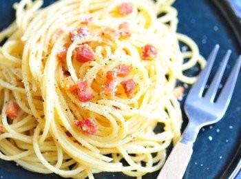 step4: 最後將意粉放回煎鑊，用中火煮一分鐘
上碟，加上鮮磨黑椒碎便完成