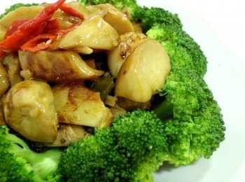 step7: 因為是年菜咩~接著把炒好的杏鮑菇擺盤，這樣就美美上菜了喲!大魚大肉之後，別忘了來點青菜唷!