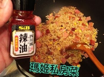 step2: 下油炒飯👉🏻下豉油👉🏻炒均勻👉🏻下所有配料👉🏻最後下辣又炒
