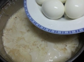 step3: 加入其餘腐竹後再落冰糖煮溶,試味,加入雞蛋