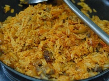 step4: 加金針菇，炒至軟身後加白飯，再下所有<span class="group_2">調味料</span>拌勻，不停炒，如太乾可加點油，炒三分鐘即可