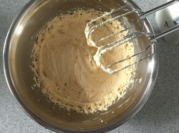 step2: 牛油、砂糖用機打至淡黃色，然後加入雞蛋和牛奶攪滑。