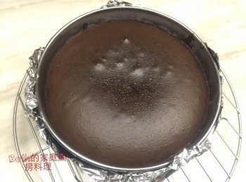 step5: 放入預熱後的烤箱，175度烤15分鐘，在調低至130度烤45分鐘，出爐後放涼，再冰入冰箱冷藏3小時或1晚