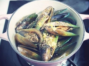 step4: 撒上香草末及檸檬皮末~~ 並且加入適量的鹽.黑胡椒<span class="group_2">調味</span>!!! 蓋上鍋蓋燜煮約10-15分鐘:)