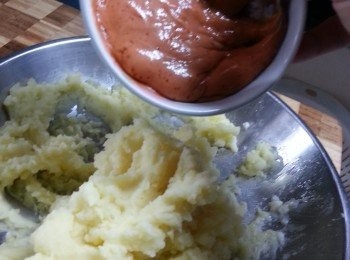 step5: 將薯蓉調味料與薯蓉拌勻