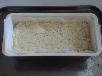 step8: 預熱焗爐160度。在蛋糕模內鋪好焗爐紙，將蛋糕糊倒入蛋糕模中，用膠刮抹平表面，在工作枱上輕敲兩下，令蛋糕糊更平滑。