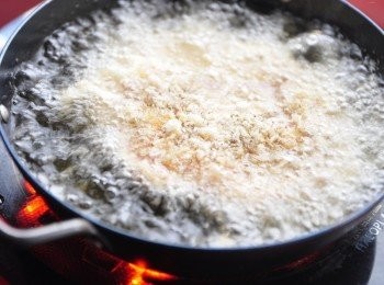 step4: 放入加熱的油鍋中炸