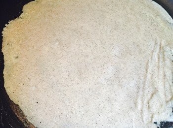 step3: 保持中火，注入約40毫升粉漿（請自行因應鑊的大小調整），用搖鑊的手勢快速將粉漿鋪滿鑊底。煎至餅皮開始有泡泡冒起代表一面已煎好離鑊，小心將餅皮反轉，再煎約半分鐘即成，備用。