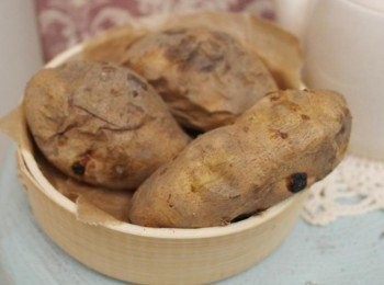 step4: 很燙手耶~~~燒耶!! 表皮有的地方有點焦黃~~甜甜的香氣飄在空氣中^^"