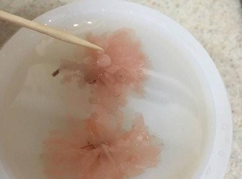 step4: 跟住倒入半個圓模中，加入櫻花用牙籤輕輕撥開花瓣