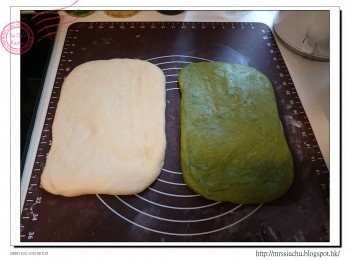 step3: 完成後將麵團輕輕按壓排出空氣, 將麵團拉開成長方形, 醒麵15分鐘。