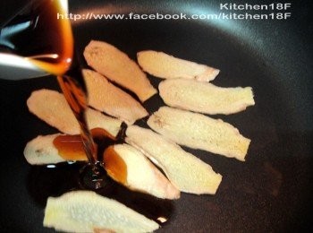 step3: 取一鍋(不放油)，先用「中火」將老薑片兩面水份煸乾，呈現邊邊捲曲狀，約3分鐘。再轉「小火」，倒進麻油至麻油薑味飄香。(麻油不耐高溫，故先煸出薑味，再加進麻油)