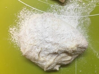 step6: 粉團勁濕，其實好難修圓！
我將粉團底同面灑上麵粉。