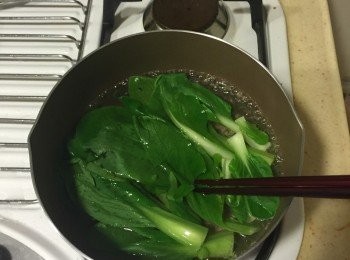 step1: 將青菜丟進滾水燙熟(約2-3分鐘)，
待變軟後撈出備用。