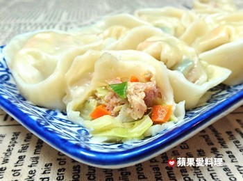 step6: 高麗菜加熱會出水，好多汁、好鮮甜的內餡哦，好吃好吃~