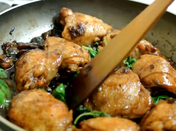 step5: 煮大概20分鐘 ( 雞肉全熟 ) 後,  放入羅勒葉後1分鐘上碟