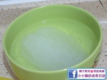 step1: 粉絲浸水至軟身，瀝乾剪碎備用~