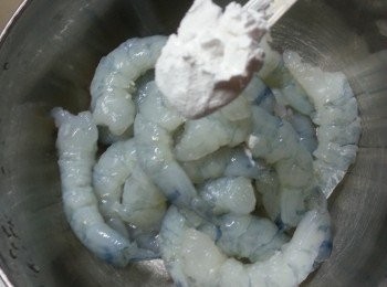 step1: 急凍蝦解凍後用1茶匙生粉洗淨