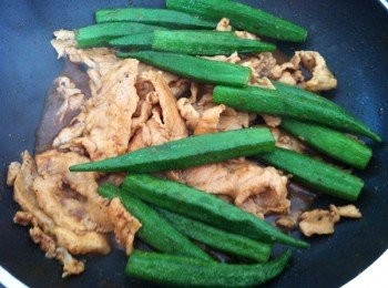 step4: 當肉片收汁時加入葵花辣椒絲炒翻即可。