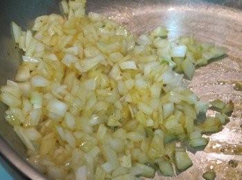 step2: 先熱鍋放入橄欖油後，首先放入蝦頭炒香。 撈出蝦頭後，放入洋蔥丁小火炒3分鐘至洋蔥柔軟透明。