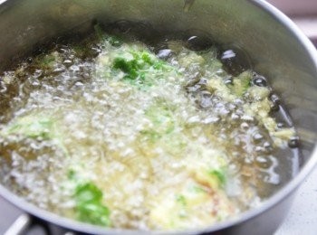 step7: 再將一塊塊年糕放入油鍋中炸至金黃即可