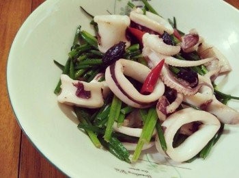 step2: 取鍋燒熱後，放入1大匙橄欖油，加入澎湖野生小管，小炒一下，再接著放入韭菜段、辣椒，以中小火炒約半分鐘，加入黑蒜頭、鹽，再炒半分鐘，快炒約3~5分鐘後即可起鍋享用天然養生的健康好<span class="group_1">食材</span>。