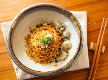 step5: 最後放上蚵仔，灑上蒜酥、香菜和辣油就完成了。