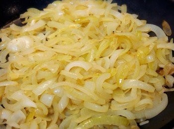 step2: 燒熱煎pan，加入少量牛油及olive oil，倒入洋蔥一直攪勻，並加少許鹽（鹽會令洋蔥出水）。