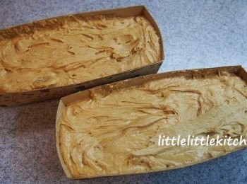 step6: 倒入焗盤中，拍平，170 度焗 5 分鐘，取出用小刀在蛋糕面界開
再繼續焗 35 - 40 分鐘，其間要留意，因每部焗爐都有溫度偏差，如果蛋糕面已經焗夠色，就要蓋上錫箔紙焗至夠時間為止 ~