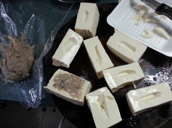 step1: 硬豆腐切件,挖開中間些少豆腐(作用是令到鯪魚肉不會甩),釀上鯪魚肉備用