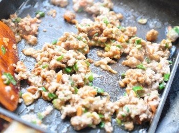 step3: 取出適量的餡料在鍋中拌炒，最後再放入少許油膏略拌即可