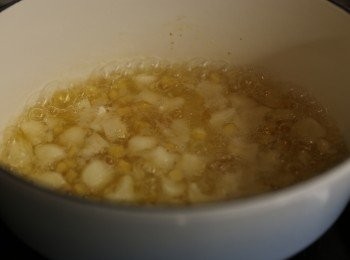 step3: 馬蹄肉+250ml 清水煮滾後加韓式柚子蜜