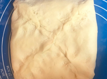 step7: 枱面掃一層麵粉，將粉團包住牛油，然後收口。