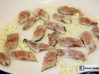 step7: 下油熱 pan, 放入蒜片和秋刀魚, 秋刀魚煎至二面金黃盛起備用