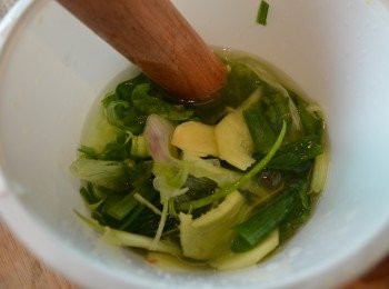 step4: 準備餡料，先製作薑蔥水。薑蔥水混入餡料中可增香，除腥，而且能讓肉餡吃起來更滑順。將薑拍扁，蔥洗淨切段，放入200ml 清水中，用木棍搗壓至薑蔥的汁液溶入水中。（也可用手搓爪捏出汁液）