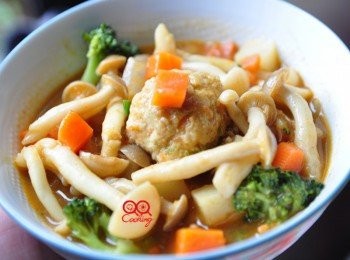 step7: 還在煩惱不知道煮什麼嗎?有時候換換口味，煮一大鍋咖哩和自製沒有防腐劑的肉丸子，淋上熱騰騰白飯，有肉有蔬菜更有菇菇的多醣體健康元素，也很有飽足感喔~