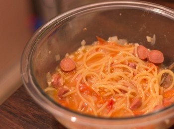 step4: 取出，此時意粉應該半軟身還有點硬，拌勻，不用蓋著叮3分鐘