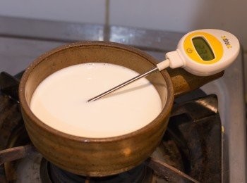 step2: 鮮奶和砂糖倒入小鍋中，稍為攪勻，插入食物溫度計。以小火煮奶，邊煮邊攪（因為火較小，通常溫度只集中於中心位置，攪勻才可以量出準確的溫度）。溫度達攝氏72 – 75 度即離火。